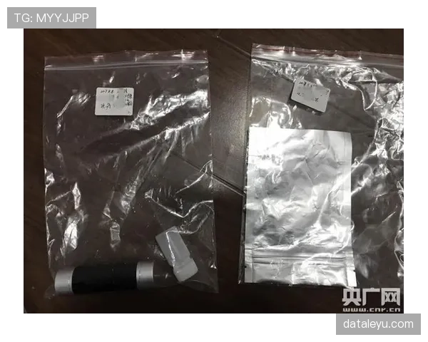 徐灿拎着几袋名牌出门，那反差比任何赛后采访都刺激